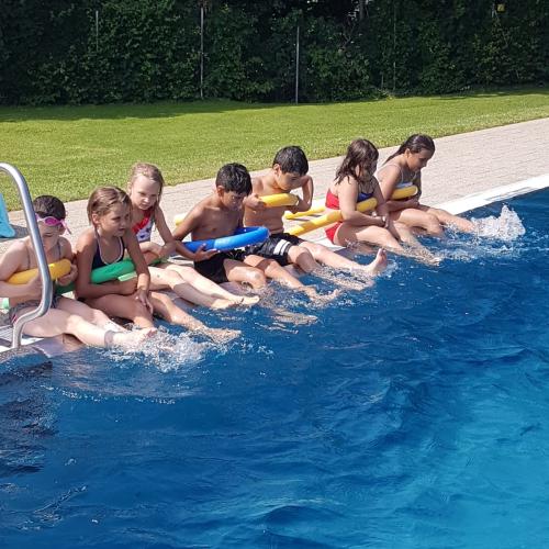 Gemeinsam macht das Schwimmenlernen noch mehr Spaß!